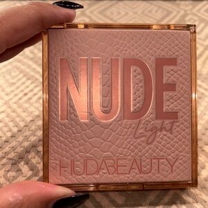 🤍⚠️ SWATCHED ONCE HUDA BEAUTY NUDE LIGHT PALETTE⚠️🤍